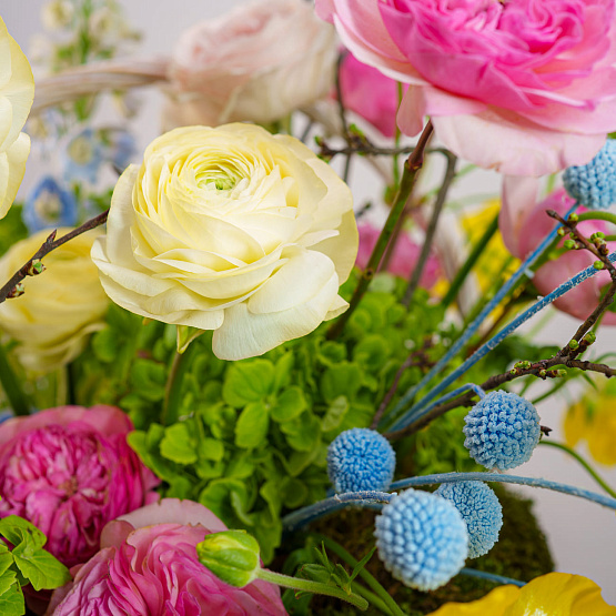 Корзина с цветами «Ласковый ветер»