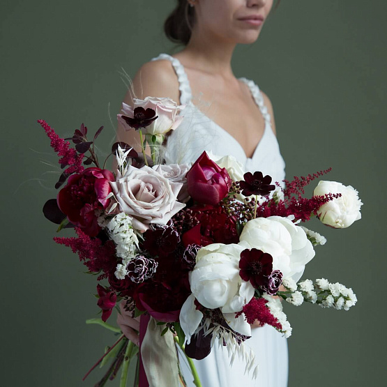 Burgundy-white Sprawling Bridal Bouquet