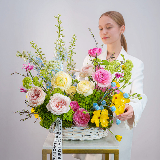 Корзина с цветами «Ласковый ветер»
