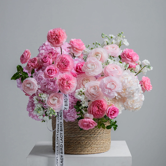 Корзина с цветами «Игра на скрипке»