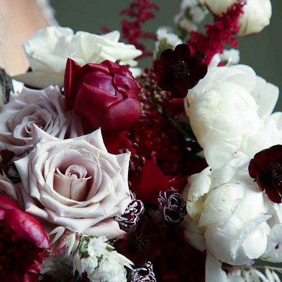 Burgundy-white Sprawling Bridal Bouquet