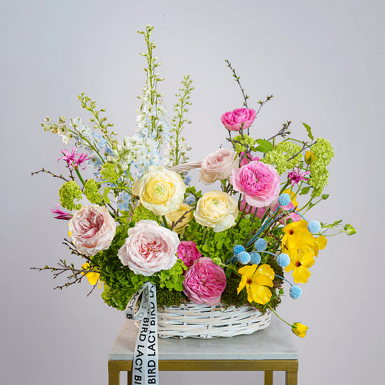 Корзина с цветами «Ласковый ветер»